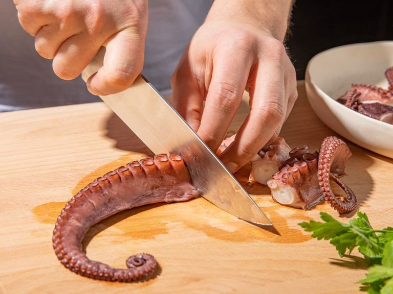 Clean the clams. Cut the octopus and swordfish filet into bite-size pieces. Thinly slice chili. Mince onions and garlic. Mince anchovy fillets and pluck and chop the thyme leaves. Finely chop the parsley, including the stems.