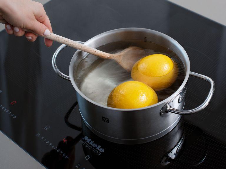 Die Orangen gründlich waschen und im Ganzen in einen Topf legen und mit kaltem Wasser auffüllen bis sie bedeckt sind. Ca. 2 Stunden köcheln lassen, oder bis sie weich sind. Zum Abkühlen beiseitestellen.