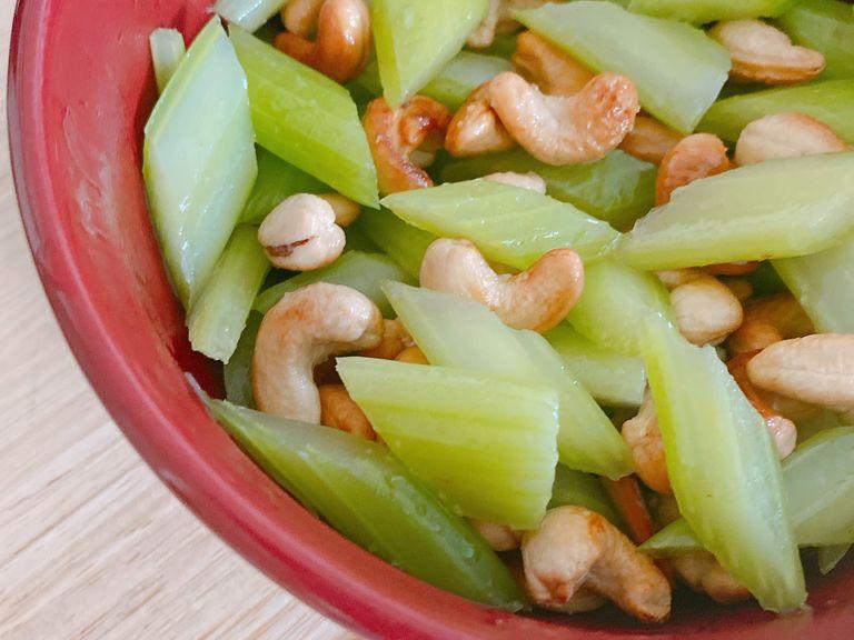 Take the cashews out and use the oil to fry the celery for a minute. Pour the cashews in and add a little salt. Stir for a few seconds and it’s done! Bon appetite!