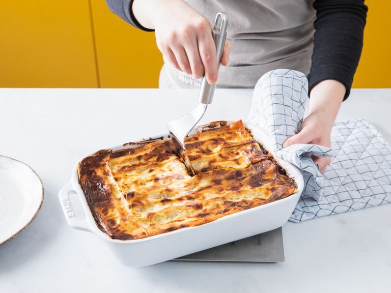 Make classic lasagna Bolognese with Hanna