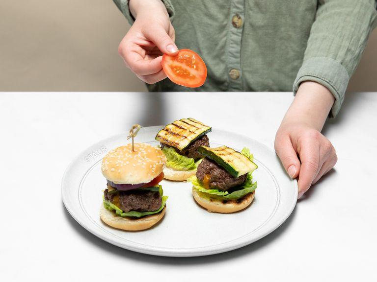 Toast the insides of the burger buns on the grill pan, then wipe the pan with kitchen paper. In the same pan, heat some vegetable oil and fry the onion rings. Then fry the burger patties for approx. 3 – 5 min. on both sides and drain on a kitchen towel. Assemble your Juicy Lucy and enjoy!