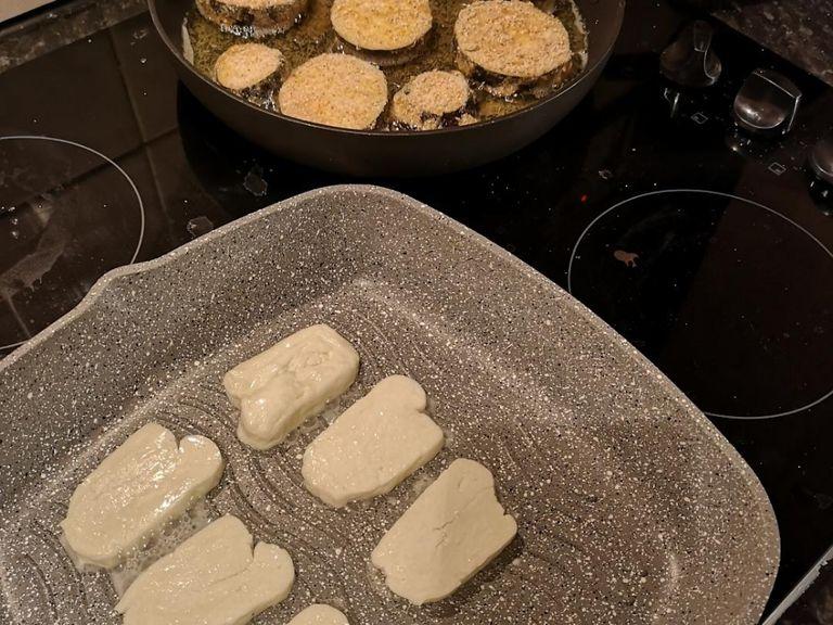 Cut hallumi cheese in 7 pieces, fry until golden brown on both sides. Cut the aubergine in 1 cm rings, cover first in flour then in beaten egg and then in breadcrumbs. Fry for around 4 min on each side until golden brown.