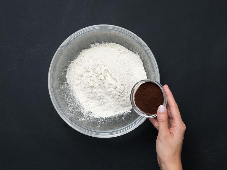 Für den dunklen Teig Mehl und Kakaopulver vermengen. Kalte Margarine, Puderzucker und Wasser hinzugeben. Gut kneten, bis ein geschmeidiger Teig entsteht. Wenn nötig, noch etwas Wasser hinzufügen. In Frischhaltefolie wickeln und für ca. 10 Min. in den Kühlschrank legen.