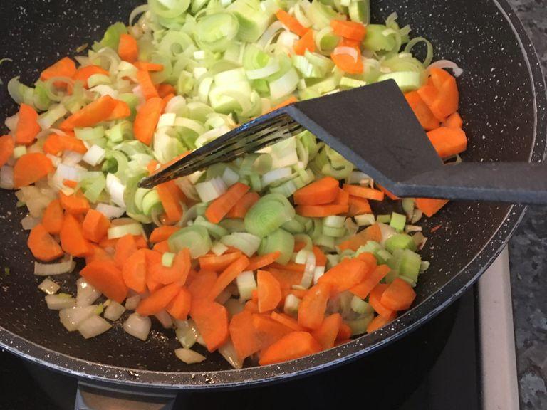 Nach 2-3min auch die Karotten und den Lauch dazugeben und für weitere 1-2min mitbtaten.