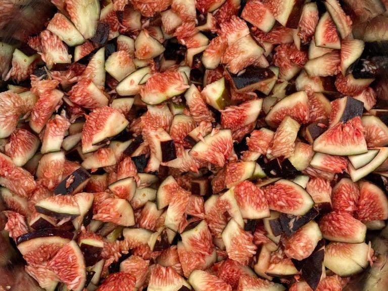 Rinse the figs, remove the stalks, cut them into small pieces and add them to a pot.