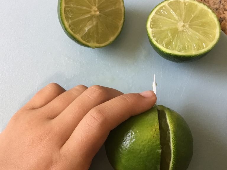 Cut all the limes but one in two halves.