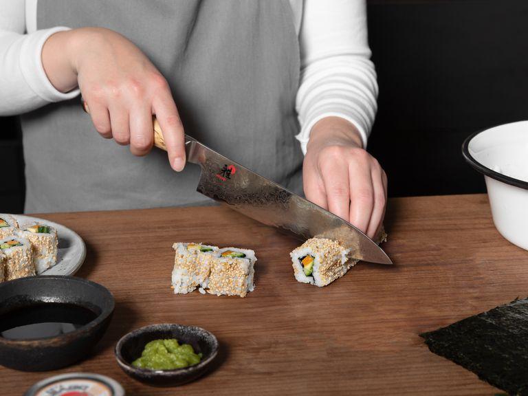 Sushirollen mit einem scharfen Messer in gleich große Stücke schneiden und mit Sushi-Ingwer und Sojasauce servieren. Guten Appetit!