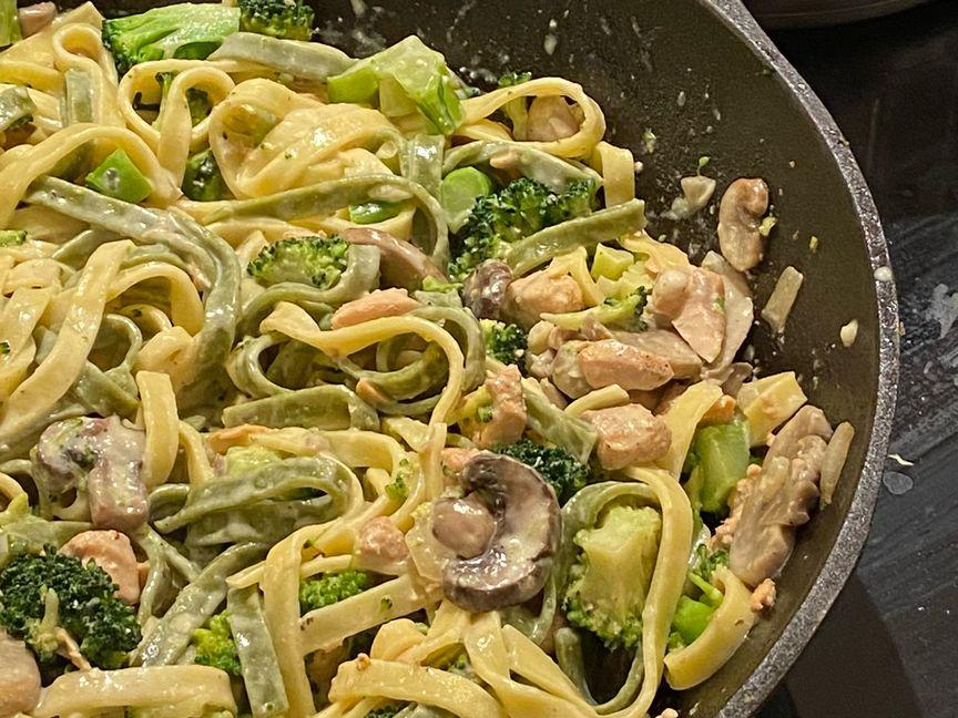 Creamy pasta with salmon and vegetables