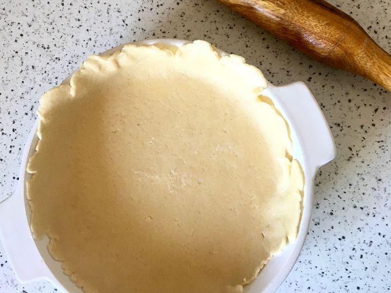 Heat the oven to 180 C. Flour your work surface and rolling pin. Roll out one of the refrigerated dough pieces into a 2-3 mm thick circle, large enough to cover the bottom and sides of a pie dish. Transfer to the dish and trim the excess. Add the cream mixture over the pie crust and distribute evenly.