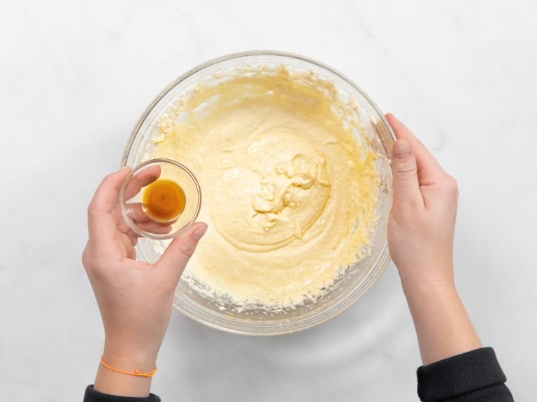 Den Ofen auf 220°C vorheizen. Butter, Pflanzenöl und Zucker in eine Schüssel geben und mit einem Handrührgerät etwa 5 Min. leicht und schaumig schlagen. Die Eier einzeln hinzugeben und jedes mal gut verrühren. Vanilleextrakt hinzufügen und gut verrühren.