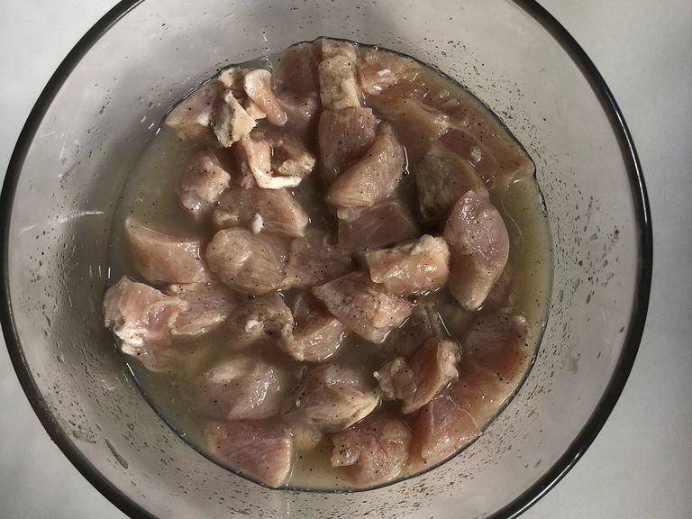 Cut the chicken strips in cubes and season it with lemon, pepper, salt and olive oil. After that, live it marinating for about 15min.