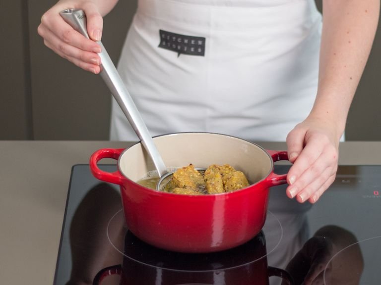 Pflanzenöl in einem kleinen Topf auf mittlerer Stufe erhitzen und Falafel 4 – 6 Min. goldbraun frittieren. Zum Trocknen auf einen mit Küchenpapier ausgelegten Teller geben.