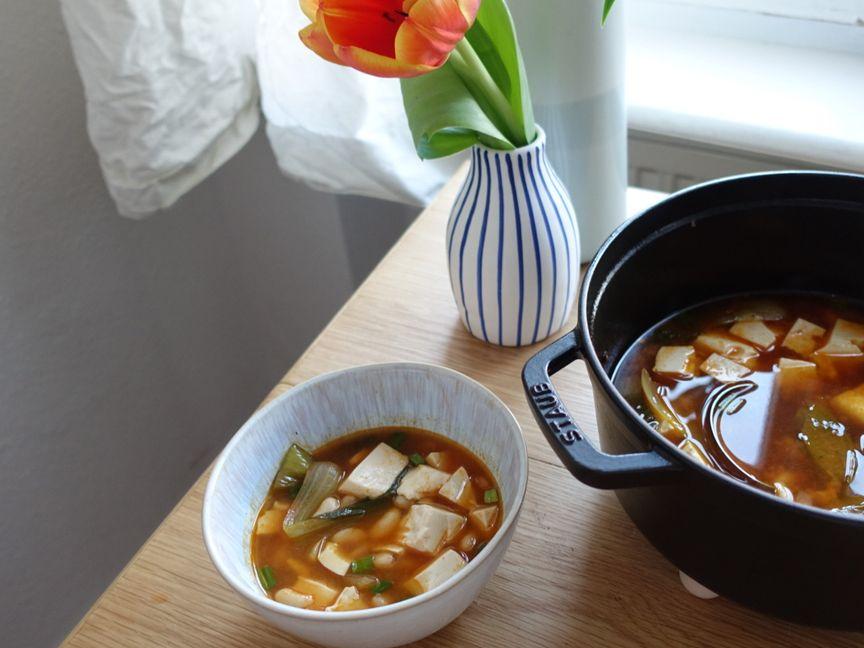 Koreanisch-inspirierte Suppe mit weißen Bohnen und Tofu