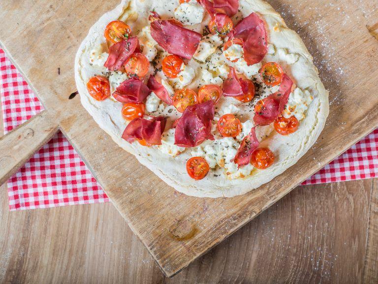 Grilled pizza with Bresaola