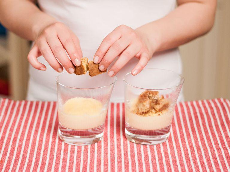 Pour pudding into serving dishes and allow to cool for approx. 5 - 10 min. Crumble biscotti on top.
