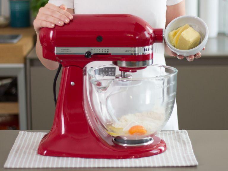 Mehl, einen Teil der Eier, Butter und etwas Salz in einer Küchenmaschine zu einem glatten Teig verarbeiten.