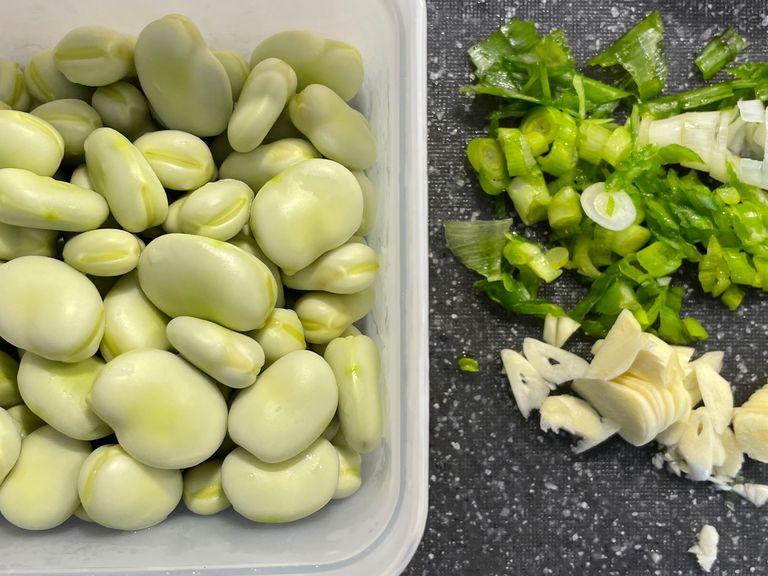 After peeling, you will get some beans as in the pic; chop the garlic and spring onions into small pieces