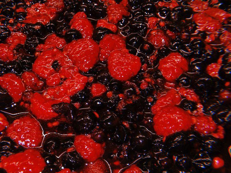 Wash the frozen or fresh berries and put into a baking dish. I used a (20x20cm). Then add the tbsp of sugar, juice half the lemon and orange (that we’ve put aside) Mix the mixture carefully.