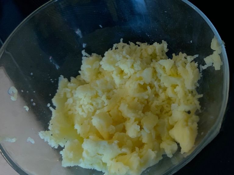 Die mehligen Kartoffel kochen, gut abkühlen lassen und dann am besten mit einer Kartoffelpresse durchpressen.