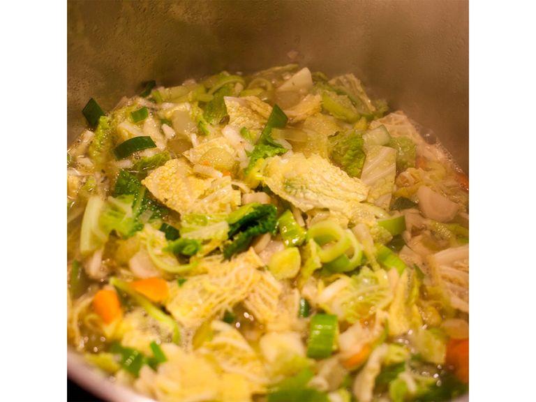 Add leek, Savoy cabbage, and the second half of the stock. Cook for approx. 5 min. Cook pasta at the same time.