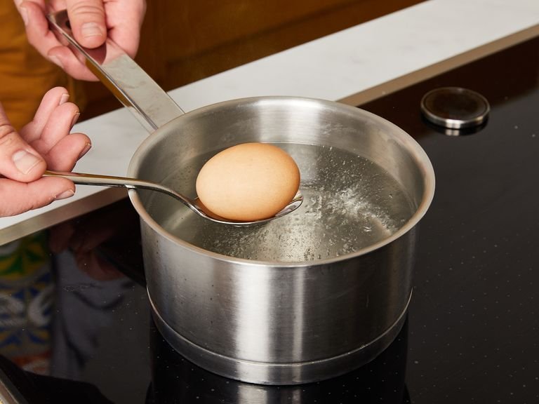 Eier in einen kleinen Topf mit Wasser geben und auf mittlere bis hohe Stufe stellen. Zum Kochen bringen, die Hitze reduzieren und für wachsweiche Eier ca. 7 Min. köcheln lassen.
