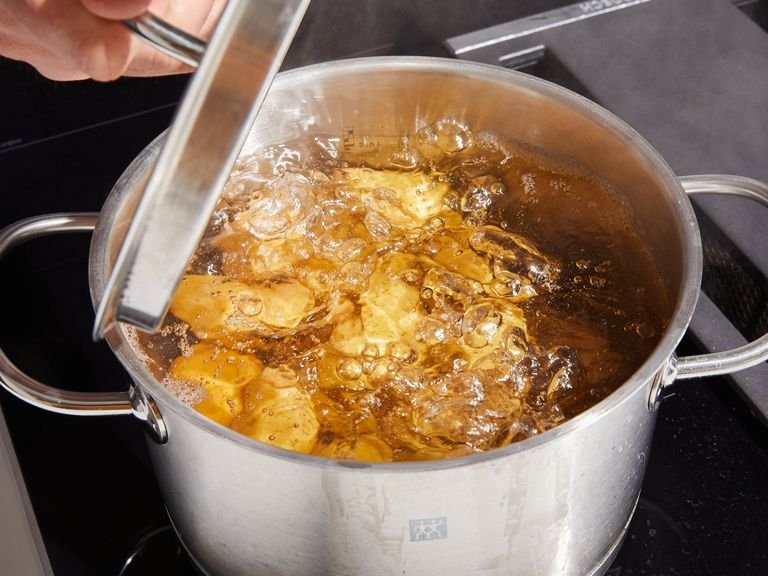 Kartoffeln in einen Topf geben und mit kaltem Wasser bedecken. Gut salzen und bei hoher Hitze zum Kochen bringen. Nach dem Aufkochen die Hitze leicht reduzieren und die Kartoffeln zugedeckt ca. 15 Min. köcheln lassen, bis sie weich sind. Dann abgießen.