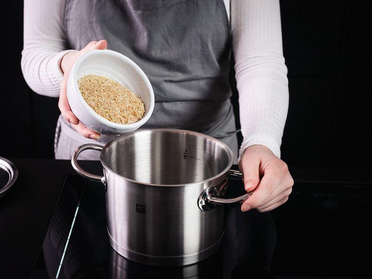 Wasser und Reis in einen kleinen Topf geben und zum Kochen bringen. Mit einem Deckel zudecken, Hitze reduzieren und für ca. 15 Min. köcheln lassen.