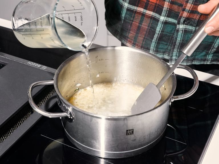 Etwas Öl in einem Topf erhitzen. Zwiebeln darin glasig andünsten. Die Zwiebeln mit Essig und Brühe ablöschen, das Lorbeerblatt hinzufügen und nochmal aufkochen. Senf, süßen Senf und restliches Öl dazugeben. Mit Zucker, Salz und Pfeffer würzen. In einer kleinen Schale die Stärke mit etwas kaltem Wasser verrühren. Zur Brühe hinzufügen, gut umrühren und nochmal kurz aufkochen lassen.