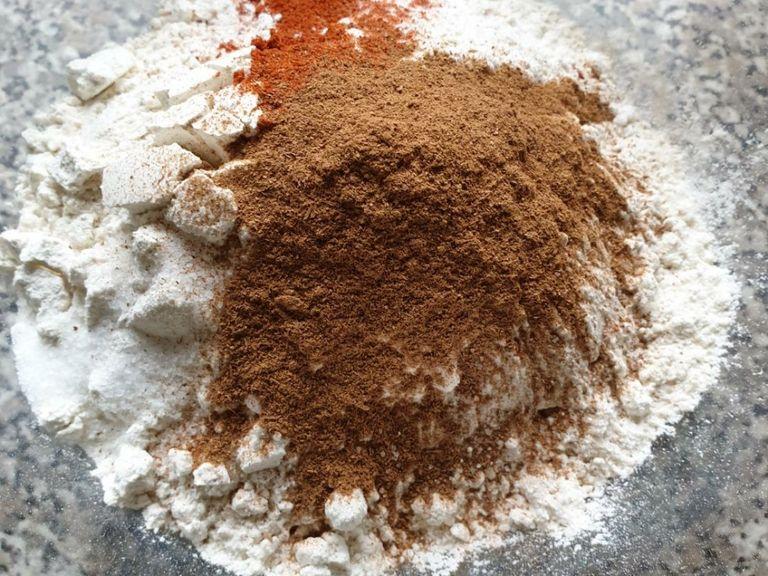 Sift the flour in a bowl and combine cayenne pepper, ground cinnamon, salt and baking soda and set aside.