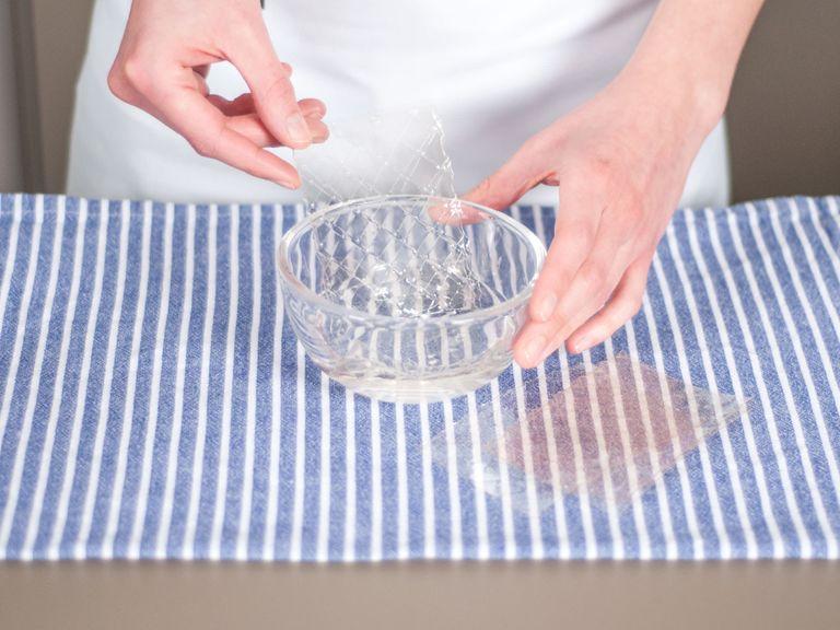 Add gelatin sheets to a bowl with some water. Leave to soak for approx. 5 – 7 min.