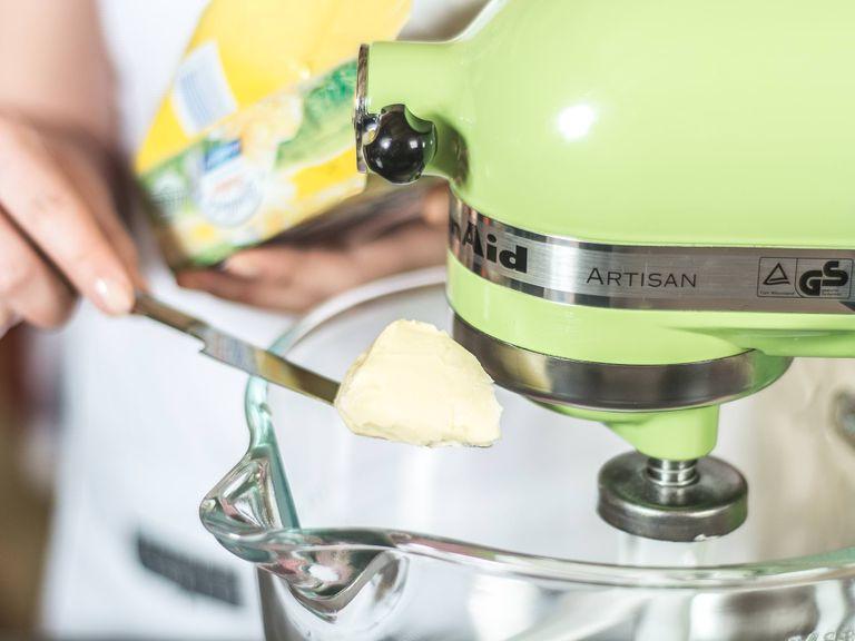Weiche Butter mit einem Teil Zucker in einer Küchenmaschine oder mit dem Handrührgerät hell schaumig schlagen.