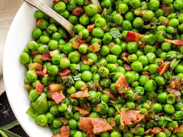 Render down diced bacon then use it own fat to sweat finely chopped leeks until soften. Once the leek has cooked, add the frozen peas, which was defrosted before hand. When the peas are heated, add finely chopped mint and dill and keep stirring well, then finish off with butter. It’s best to use a spoon to mix and randomly crush along with the peas. Adjust seasonings as your liking