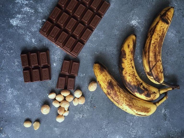 Preheat oven to 175°C/350°F. Mash most of the bananas with a fork. Add vanilla extract, sugar, and salt and whisk to combine. Melt the coconut oil and half of the chocolate, add to the banana mixture and whisk to combine.