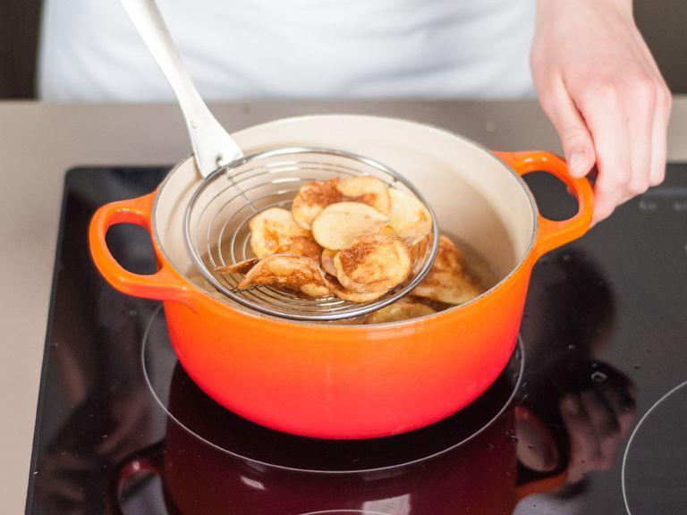 Reichlich Pflanzenöl in einem kleinen Topf erhitzen. Kartoffeln hinzugeben und ca. 2 – 3 Min. goldbraun frittieren. Aus dem Öl nehmen und auf einen mit Küchenpapier ausgelegten Teller geben.