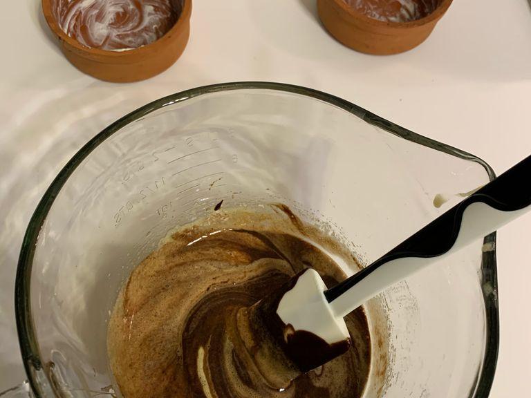 Mix the melted chocolate with cake mixture with a spatula and butter the cassolettes