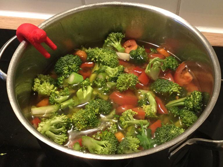 Add broccoli and tomatoes, and simmer for approx. 5 min.