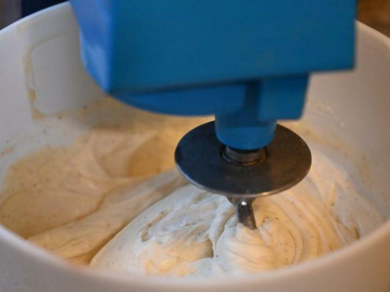 On medium speed, whisk the cream cheese, sour cream, double cream, honey, cornstarch, ginger, nutmeg, cinnamon, salt and caster sugar.