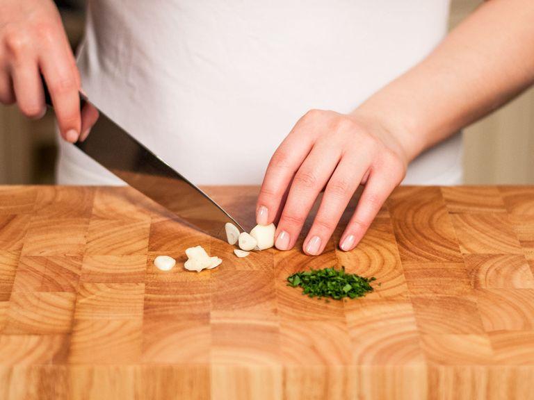 Finely chop parsley. Cut garlic into thin slices.