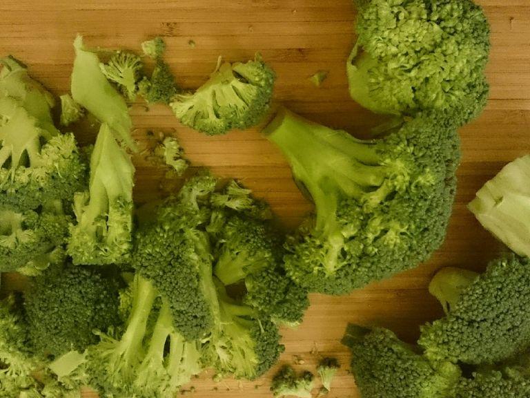 Bring water to a boil. In the meantime, cut broccoli into florets. Simmer broccoli for approx. 15 min.