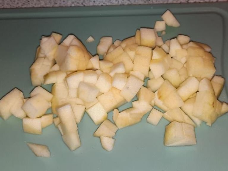 Äpfel schälen und in gleich große Stücke/ Würfel schneiden. Den Ofen vorheizen auf 180°C Umluft