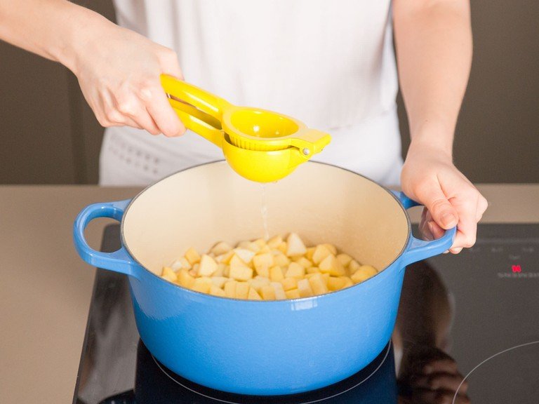 Bring fruit pieces, gelling sugar, tarragon, and a pinch of salt to a boil. Deglaze with lemon juice and allow to reduce, according to the gelling sugar's package instructions.