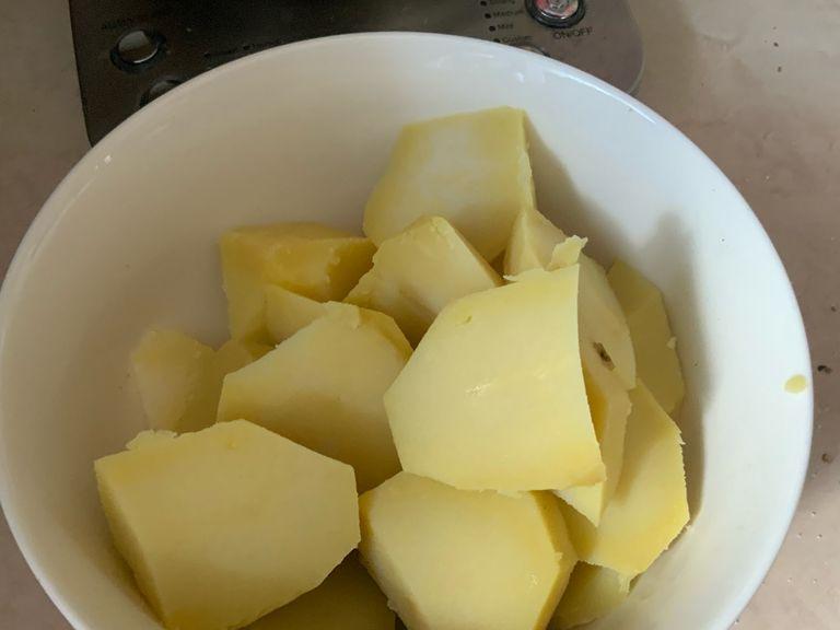 Kartoffeln kochen, schälen und in kleine Wedgets schneiden. Auch „neue“ Kartoffeln sind dazu lecker. Ich mache Bratkartoffeln, weil ich noch gekochte vom Vortag hatte.