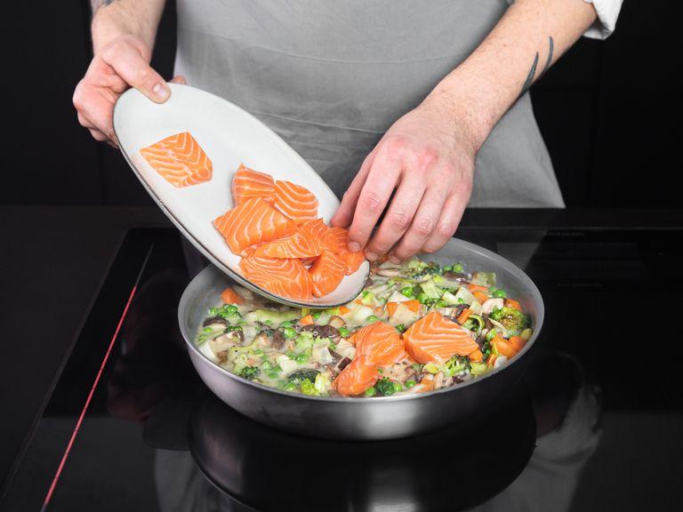 Preheat oven to 190°C/375°F. Add olive oil to a large frying pan and fry broccoli florets and carrots over medium heat. Add mushrooms and leek and fry for 2 min. more. Deglaze with the sauce and add peas, dill, and salmon. Transfer everything into an ovenproof baking dish.