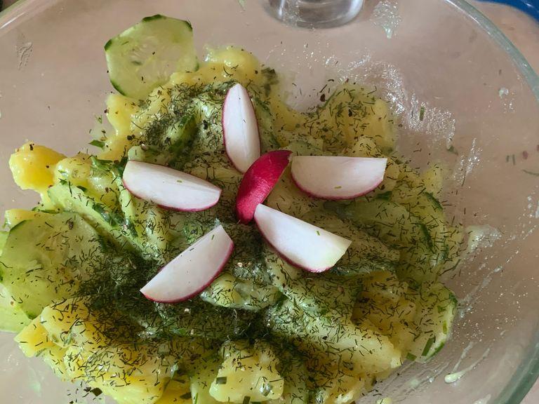 …und fertig ist ein gut schmeckender Gurken-Kartoffelsalat. Ein bischen Dill zum abrunden und kleine Radieschenschnitze oder ein geachteltes Ei runden den Salat ab.
