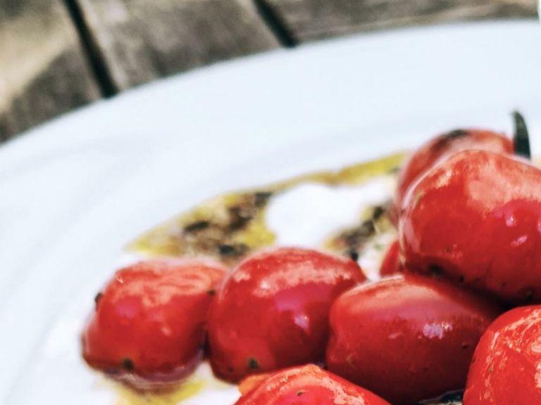Als Serviervorschlag den eiskalten Joghurt auf dem Teller flach ausstreichen und dann sofort die heißen Tomaten drauf geben! Fertig!