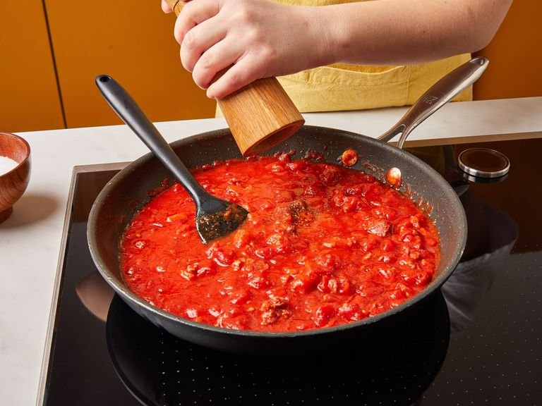 Die knusprig gebratenen Gnocchi in eine Auflaufform geben. In der gleichen Pfanne, in der die Gnocchi gebraten wurden, die Salsiccia ca. 5 Min. anbraten, dann die stückigen Tomaten hinzufügen. Die Soße ca. 5 Min. köcheln lassen und mit Salz, Pfeffer und einer Prise Zucker abschmecken.