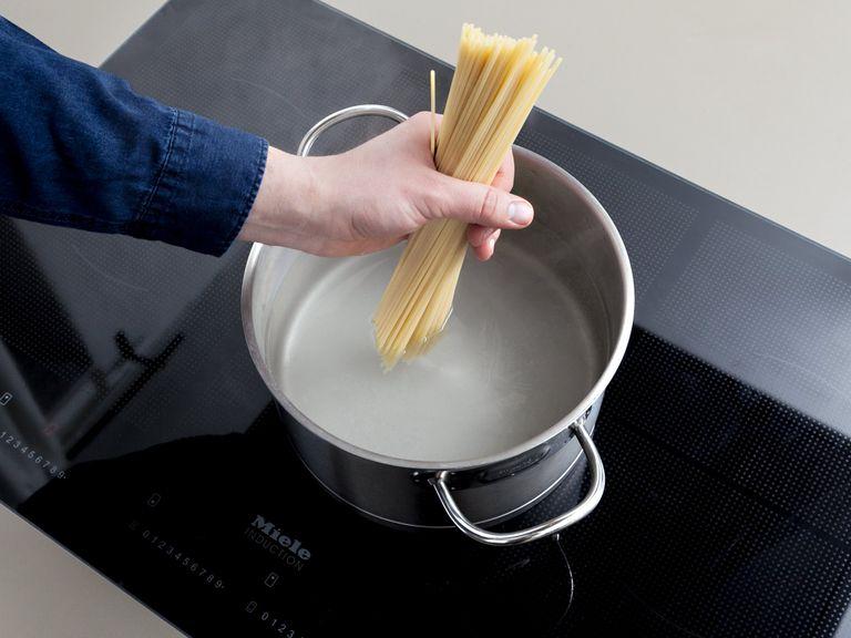 Spaghetti nach Packungsanleitung al dente kochen und anschließend durch ein Küchensieb abgießen.