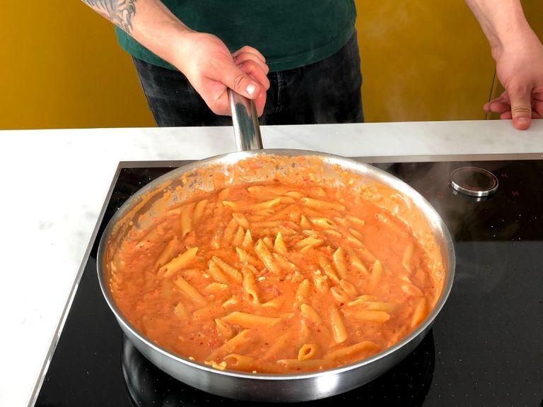 Nun Sahne und Butter mit in die Tomatensauce geben. Die gekochte Pasta direkt in die Sauce rühren. Gib der Pasta ca. 2–3 Minuten Zeit die Sauce aufzunehmen.