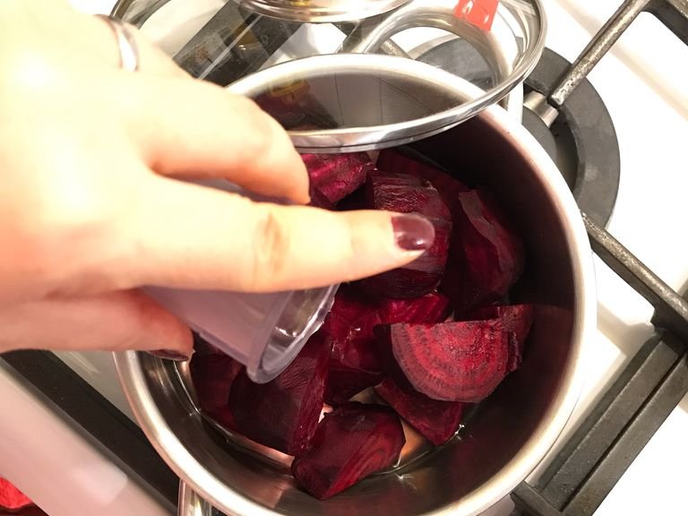 At the beginning, chop 3 beets and cook with a little water.