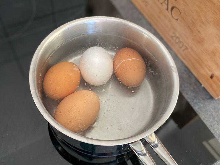 Eier bei ca 90-95°C 12 Minuten lang vorsichtig sieden lassen. Danach sofort kalt abspülen.